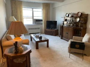 Seller-prepared apartment J7E at 550 Grand St